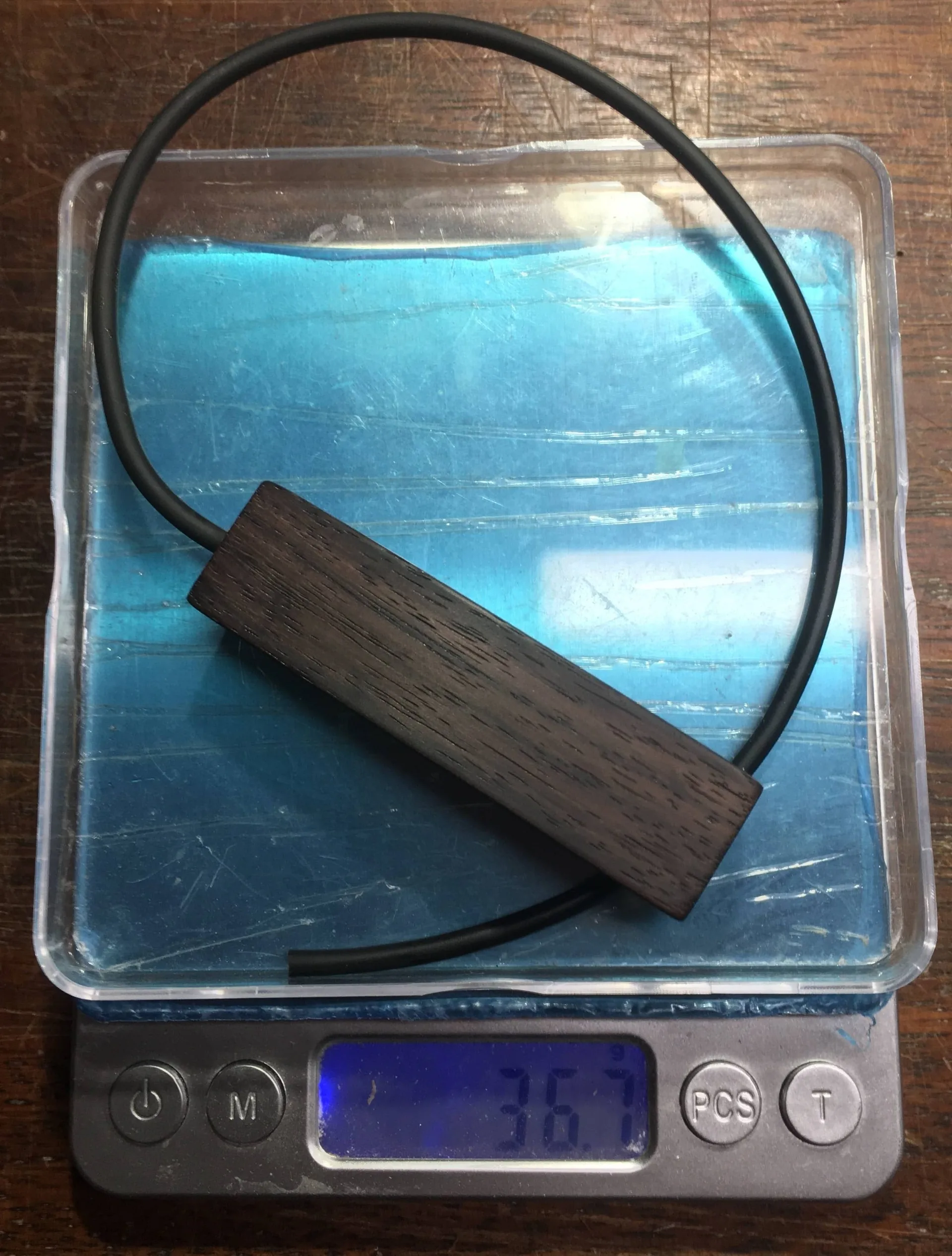 Low impedance pickup on electronic scale showing weight