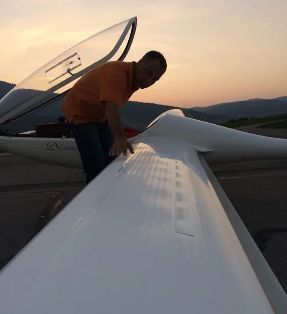 Glider wing structure comparison field photo